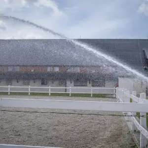 farma ptýrov závlahahový systém sportoviště s tryskou v rohu ohrady